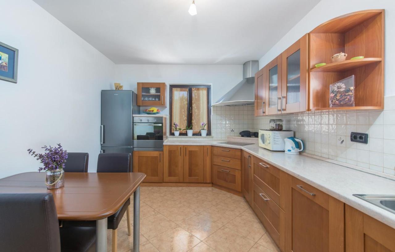 Holiday House Vita Tinjan Room photo