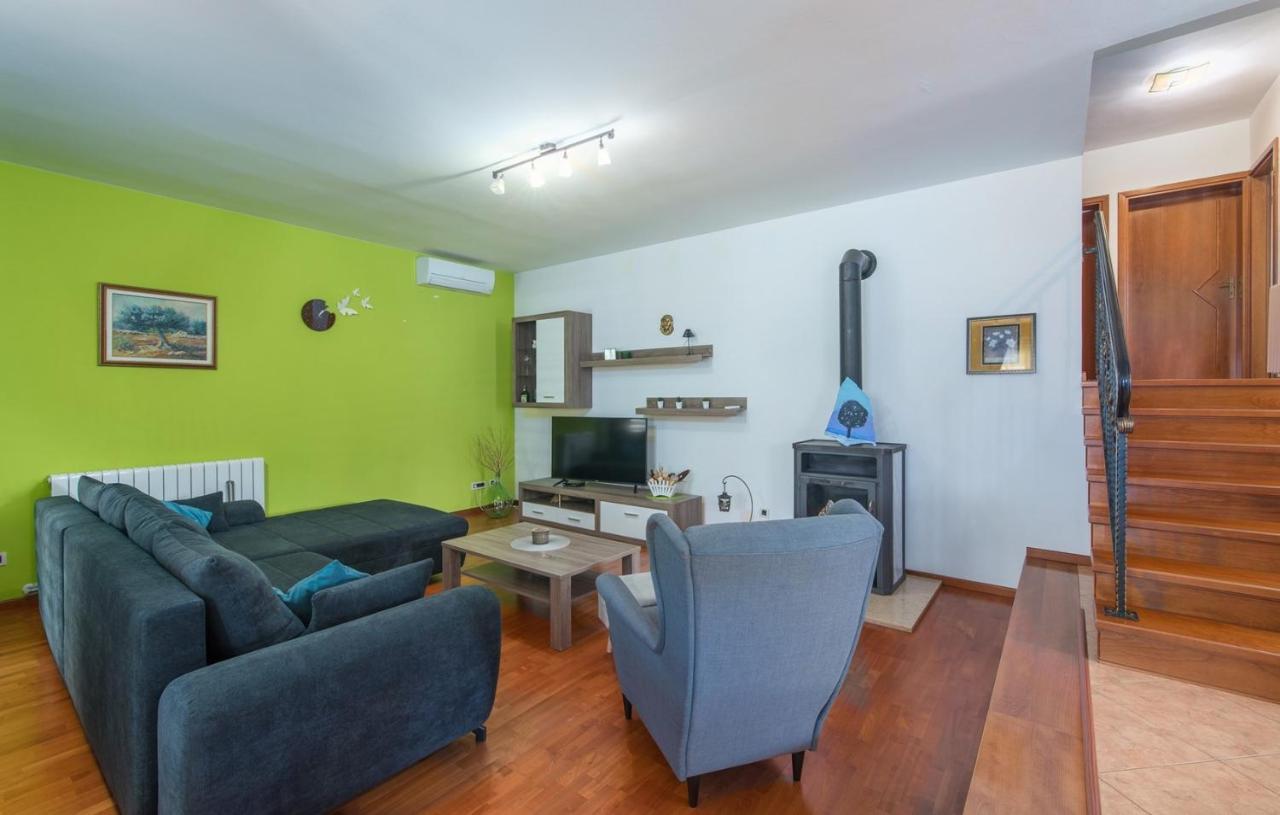 Holiday House Vita Tinjan Room photo